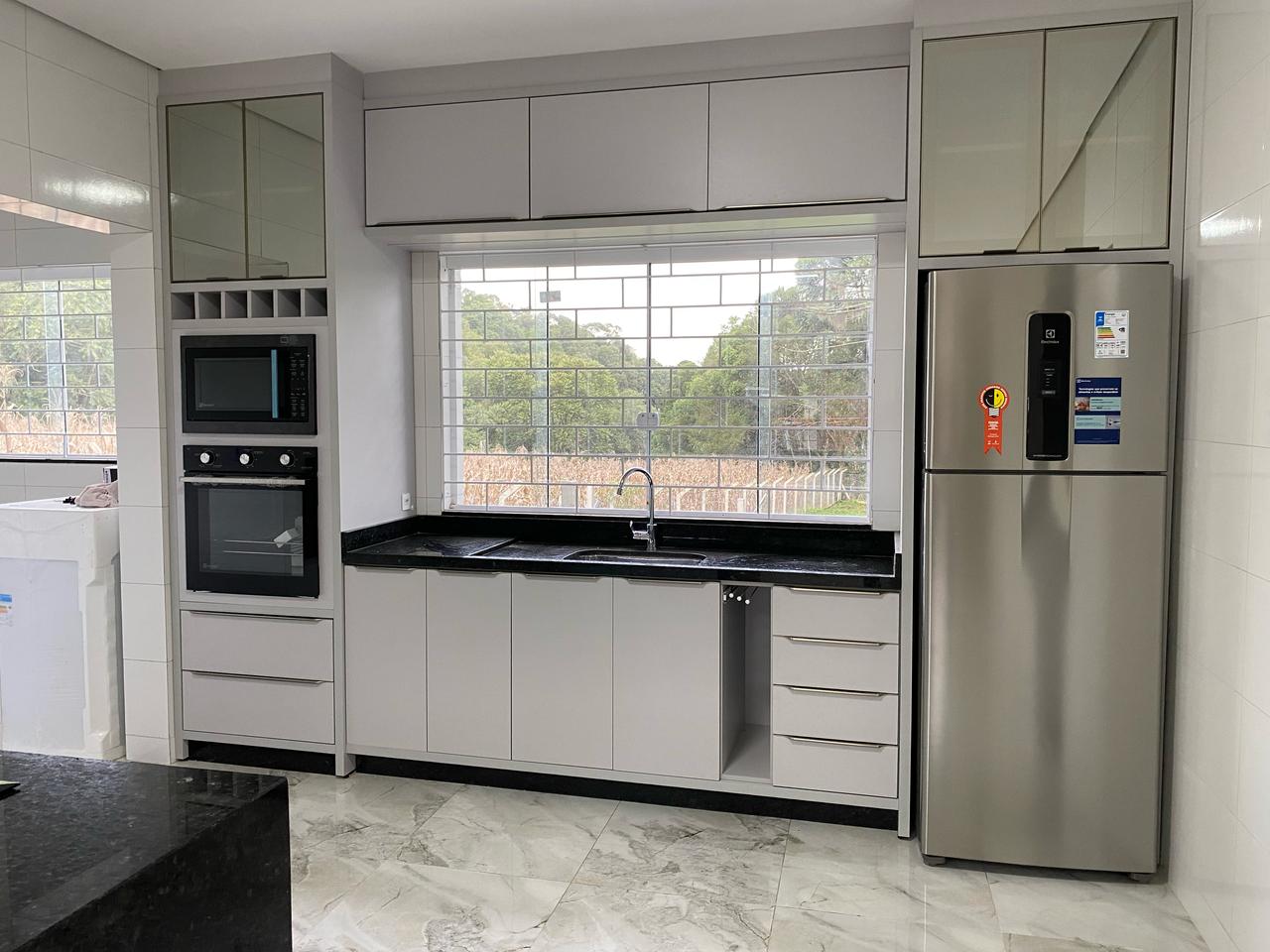 Cozinha planejada em madeira maciça